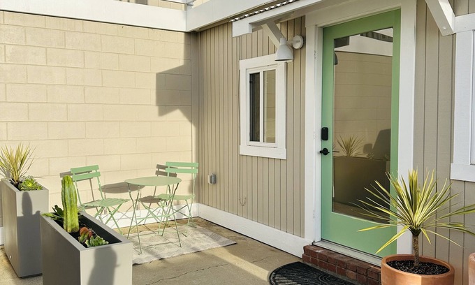 Cayucos Apartment | Cayucos Cottage Studio ll Modern Peak-A-Boo Ocean Views