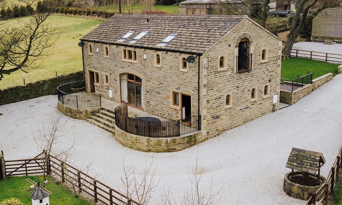 Halifax Cottage | Cedar Barn - UK33352