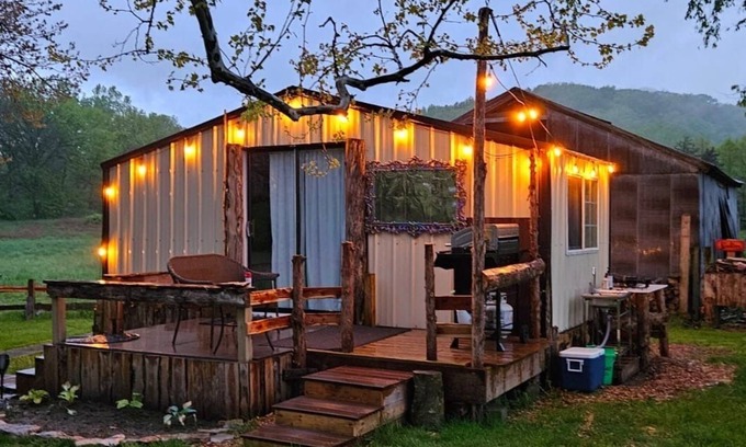 Hartsburg House | Cedar Bungalow - Peaceful & Relaxing Glamping Farm Getaway
