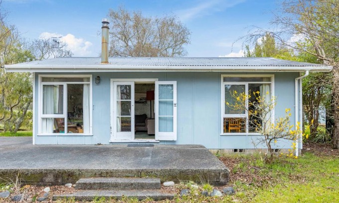 Te Rangiita House | Cedar Cottage - Tauranga Taupo Holiday Home