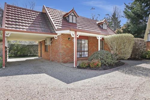 Bright House | Cedar Cottage - Unit 3 Tudor Village