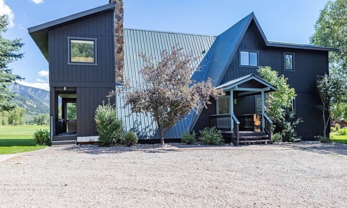 Thayne House | Cedar Creek Chalet ⁓ Snowmobilers Dream ⁓ Hot tub ~ Great Views