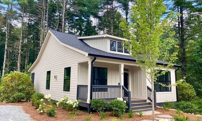 Cashiers House | Cedar Creek Cottage (Short walk to waterfall!)