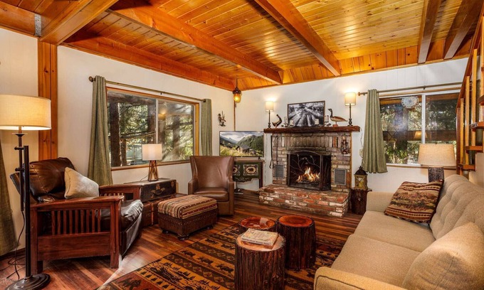 Twin Peaks Hotel | Cedar Creek Cottage - Three-Bedroom | Five Beds | 2 Full Bathrooms | Sleeps Eight