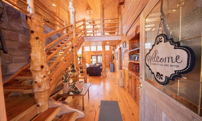 Buffalo City Cabin | Cedar Gable - Riley outfitter