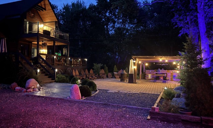 South Haven House | Cedar Haven: Hot Tub, Sauna, Sleeps 8