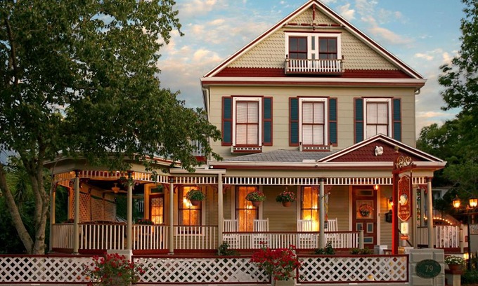 Downtown Historic District Bed & Breakfast | Cedar House Inn