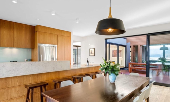Wanaka House | Cedar House premium holiday home Wanaka