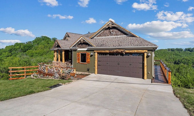 Smithville Cabin | Cedar Lakeview Cowhide Cabin Hot Tub