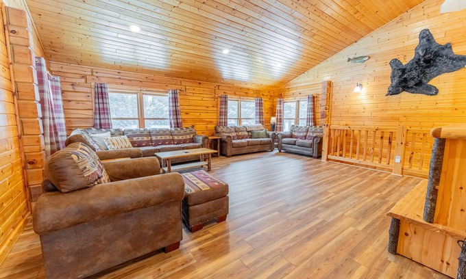 Munising Cabin | Cedar Pine Lodge & Trails End Barn:Leaf-Peeping Paradise – Your Fall Retreat Awaits!