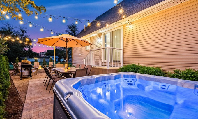 Huron House | Cedar Point/Kalahari/Sports Force/Hot tub/Firepit/EV/Pets/Beach/Fireplace/Park