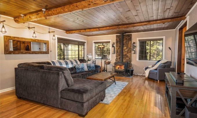 Oakhurst Cabin | Cedar Ridge/Hot Tub/BBQ/Sleeps 8