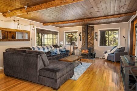 Oakhurst House | Cedar Ridge Hot Tub BBQ Sleeps 8