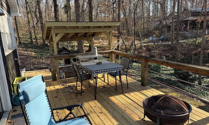 Winston - Salem Cabin | Cedar Shake Cabin, with Artsy decor.Sleeps 3,