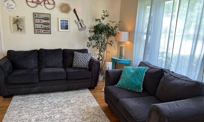 Bristol House | Cedar Valley Cottage- 3bed 2 ba near King University