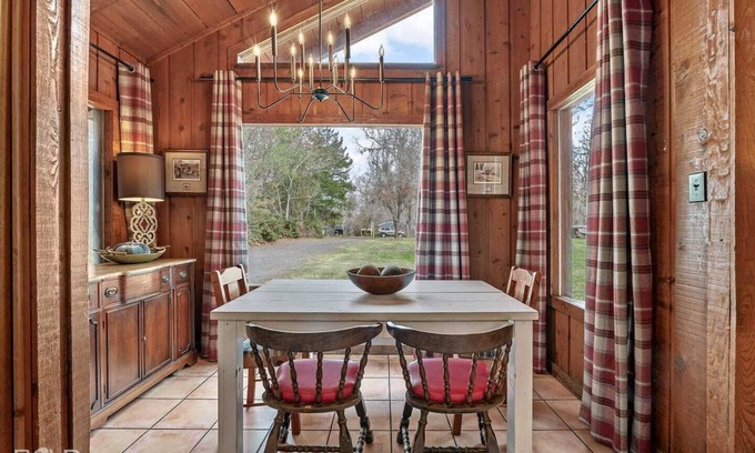 Uncertain House | Cedar Wood Lodge w/Kayaks & Canoes, Outdoor Dining