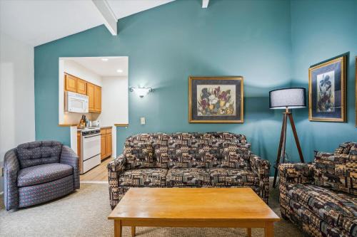 West Bridgewater Hotel | Cedarbrook Deluxe Two Bedroom Suite with outdoor heated pool 20708