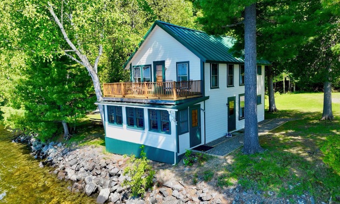 Rangeley House | 🐾Cedarcliff - One of a kind private location on the edge of Rangeley Lake, dog friendly
