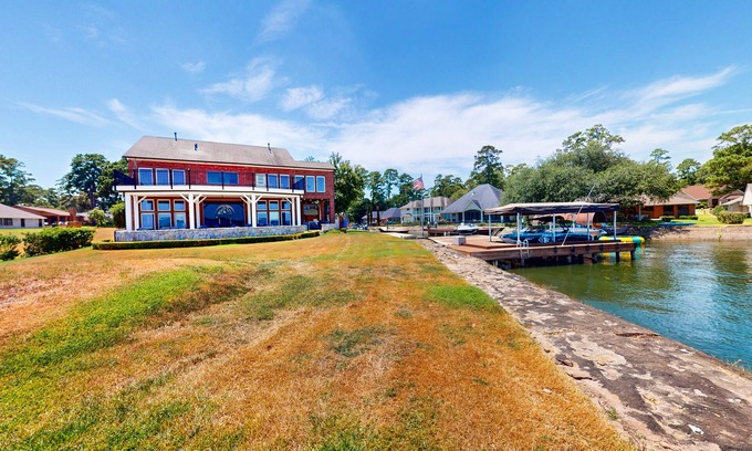Walden on Lake Conroe House | CedarGrove Hideaway | Newly renovated house in Montgomery with dock & kayaks