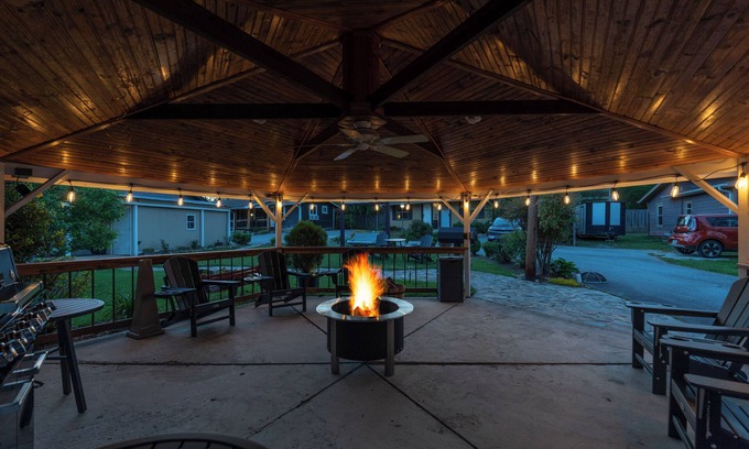 Hendersonville Hotel | CedarWood Inn
