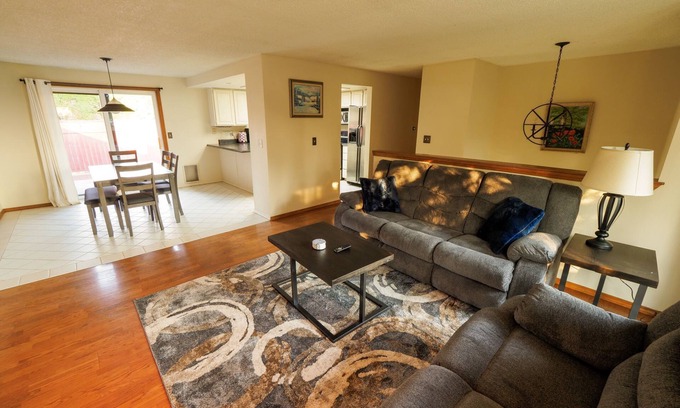 Mount Vernon House | Cedarwood Manor - The Perfect Home for the Family!