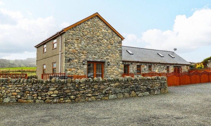Garndolbenmaen Cottage | CEFN-YR-EFAIL, pet friendly, character holiday cottage in Porthmadog
