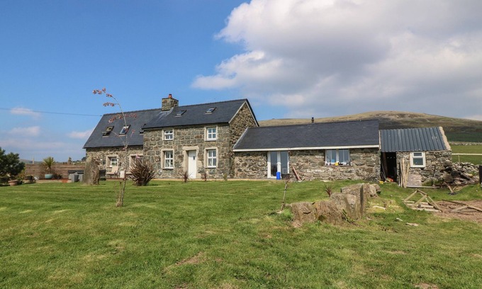 Rhyd-y-clafdy Cottage | CEFNBRON, pet friendly, character holiday cottage in Trefor