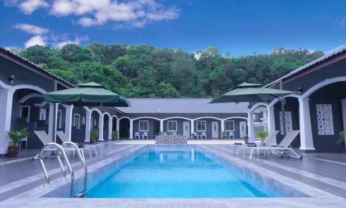 Pantai Tengah Resort | Cenang Rooms With Pool by Virgo Star Resort