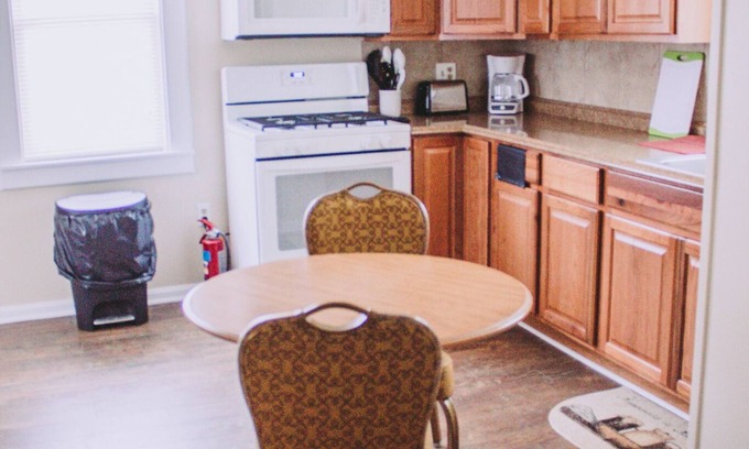 Geneva-on-the-Lake Cottage | Center Strip Location|Pet Friendly|Wi-Fi|A/C|Steps from Winery & Golf Course
