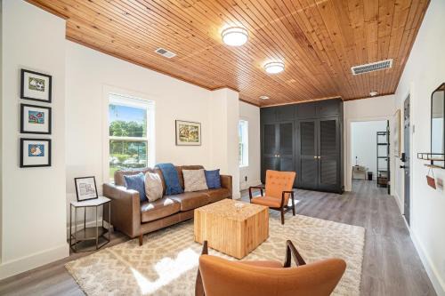 Douglas Apartment | Center Suite A