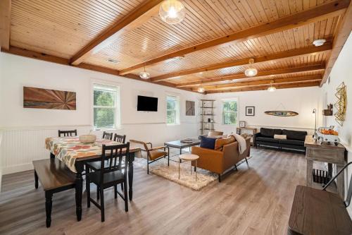 Douglas Apartment | Center Suite B