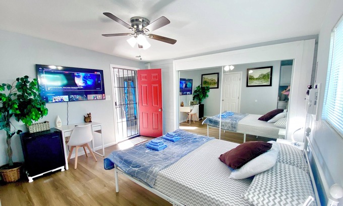 Beverly Green Bed & Breakfast | Center Vegas Casita Bedroom 4
