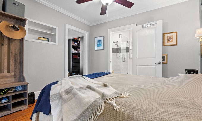 Magnolia Heights House | Centerally located modern cottege