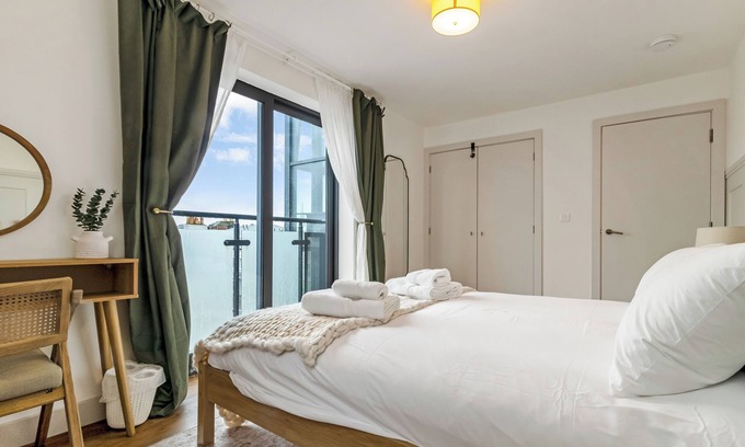 Cheltenham Apartment | Central 1BD Free Underground Parking