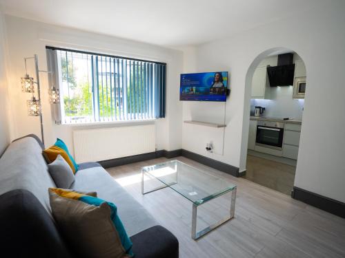 Rushmoor District Apartment | Central 1br Apt Near Station Free Parking