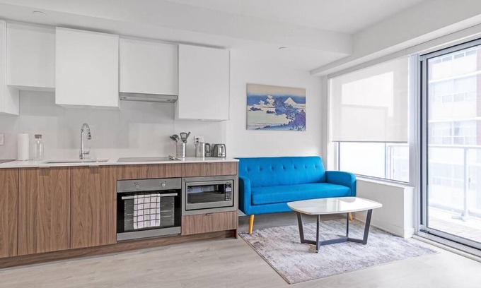 Sherwood Park Apartment | Central 2-Bed 2-Bath Condo Yonge/Eglinton Subway