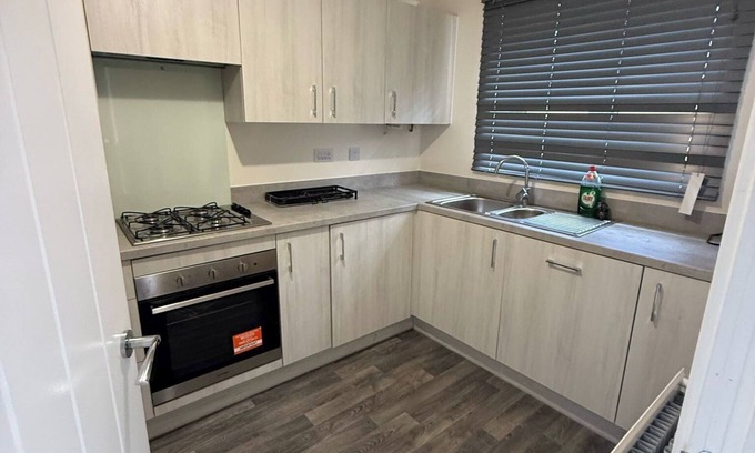 Huddersfield House | Central 2 Bed Home - Parking, Ev Point, Garden