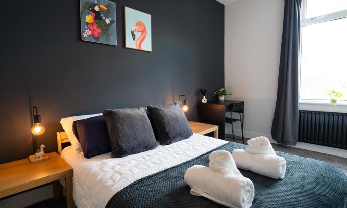 North Bitchburn Apartment | Central 2 Bedroom House-Parking