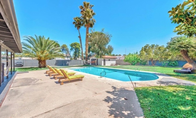 Paradise Villa | Central 5-bedroom 3-bathroom 2-maters BIG POOL & HUGE YARD!