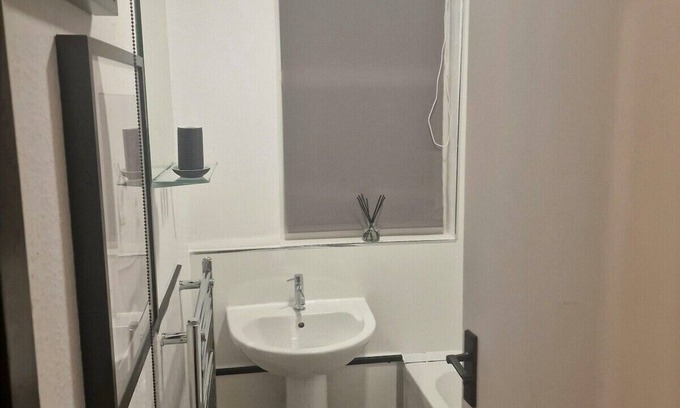 Exeter Apartment | Central Apt Sleeps 6 | Parking | Smart TV | Garden
