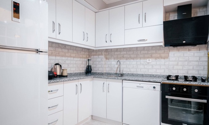 Mecidiyekoy Apartment | Central Balcony Flat: 2 Min to Trump Towers