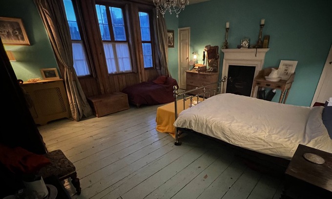 Bath Bed & Breakfast | Central Bath,18th Century Georgian Rooms, Large Bedroom with Roll-Top bathroom