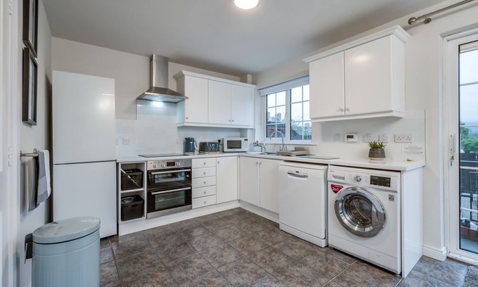 Queens Quarter House | Central Belfast Apartments: Ashley Mews