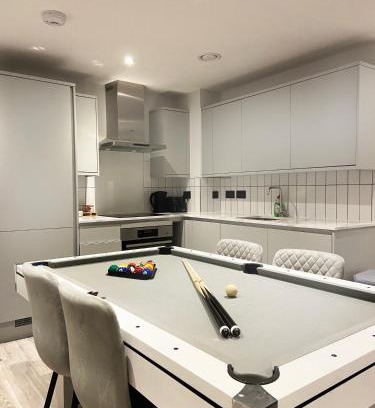 Bordesley Apartment | Central Birmingham Luxury 2 Bedroom Apartment with Fast WiFi and Games Table
