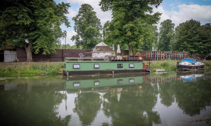 Cambridge City Centre Boat Rental | Central Cambridge Modern Solar Houseboat
