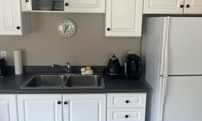 Old Ottawa East Apartment | Central Canal Sunny Studio Private Entrance Private parking