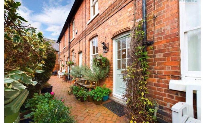 Chester House | Central Cottage With Parking By Cheshire Escapes