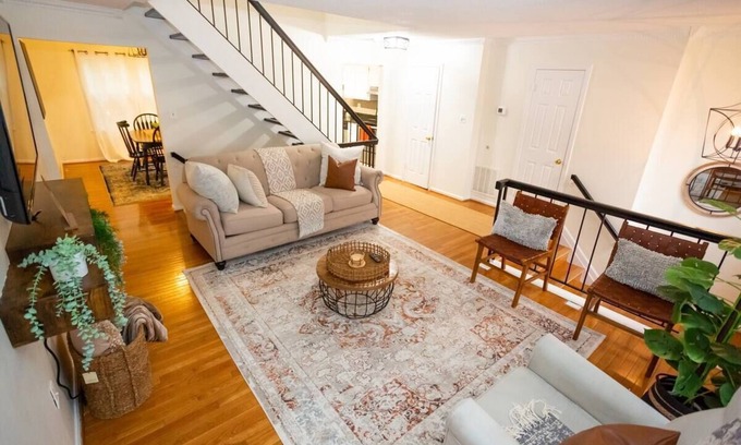 Burtonsville House | Central DC Metro Area Location, 3 bdrm 3.5 Bath home w/KING bed, Deck, Parking