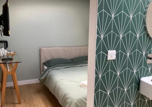 Hove House | Central ensuite guest unit with air conditioning and free on street parking