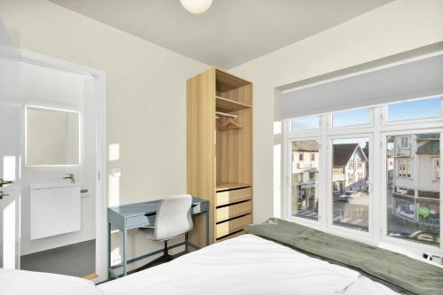Stavanger House | Central Guest House - Bedroom with en suite Bathroom